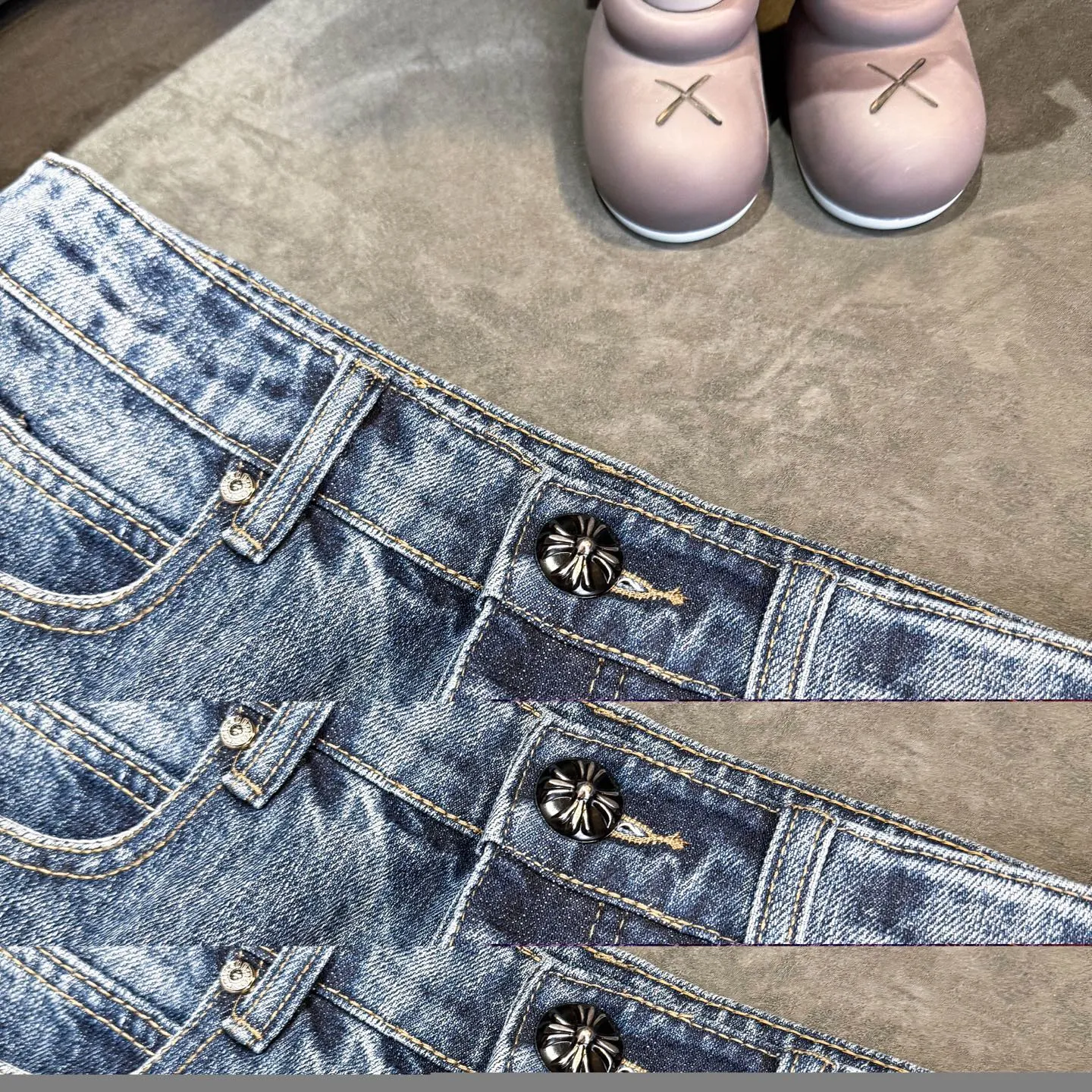 P270 ChromeHearts Chrome washed blue black and white leather straight pants, ceiling-level jeans, a pair is hard to find at the counter‼ ️About Zangyin✅This is an extremely luxurious fashion brand that can also be called the aristocracy of the high street. It has always been an exclusive brand for some hipsters or rich second generations. The color of this model is already very eye-catching by using a unique washed material. It is decorated with pink patch cross flowers, which cleverly highlights the charm of the brand. Secondly, this model adopts a classic high-waist cut design, which highlights the long legs and fashionable temperament of the upper body. The brand is highly recognizable and the slim-fitting configuration is more suitable for daily wear. The personality will be fashionable and the specifications can be seen at a glance. Materials and technology ✅ Needless to say, this point goes without saying. As an excellent craftsman brand, Zangyin's requirements for details and craftsmanship are really perfect. The washed color of this model has gone through a lot of processes, not to mention the embellishment of the denim appliqués. It is also purely handmade and sewn. Just like what they believe in, only handmade things have soul and have the meaning of wearing. A top-notch heavy-duty fashionable denim item, recommended by both hands‼ ️ Size: 28, 30, 32, 34, 36 (S-XXL) Color: blue Size reference: Pants length 100 102 104 106 106 Waist 72 76 80 84 88 Recommended weight S (about 110 pounds) M (about 120 pounds) L (about 140 pounds) XL (about 165) XXL (about 185)